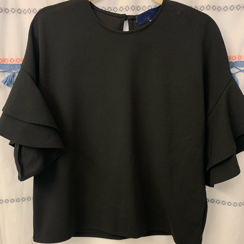 MID-LENGTH BELL SLEEVE BLOUSE